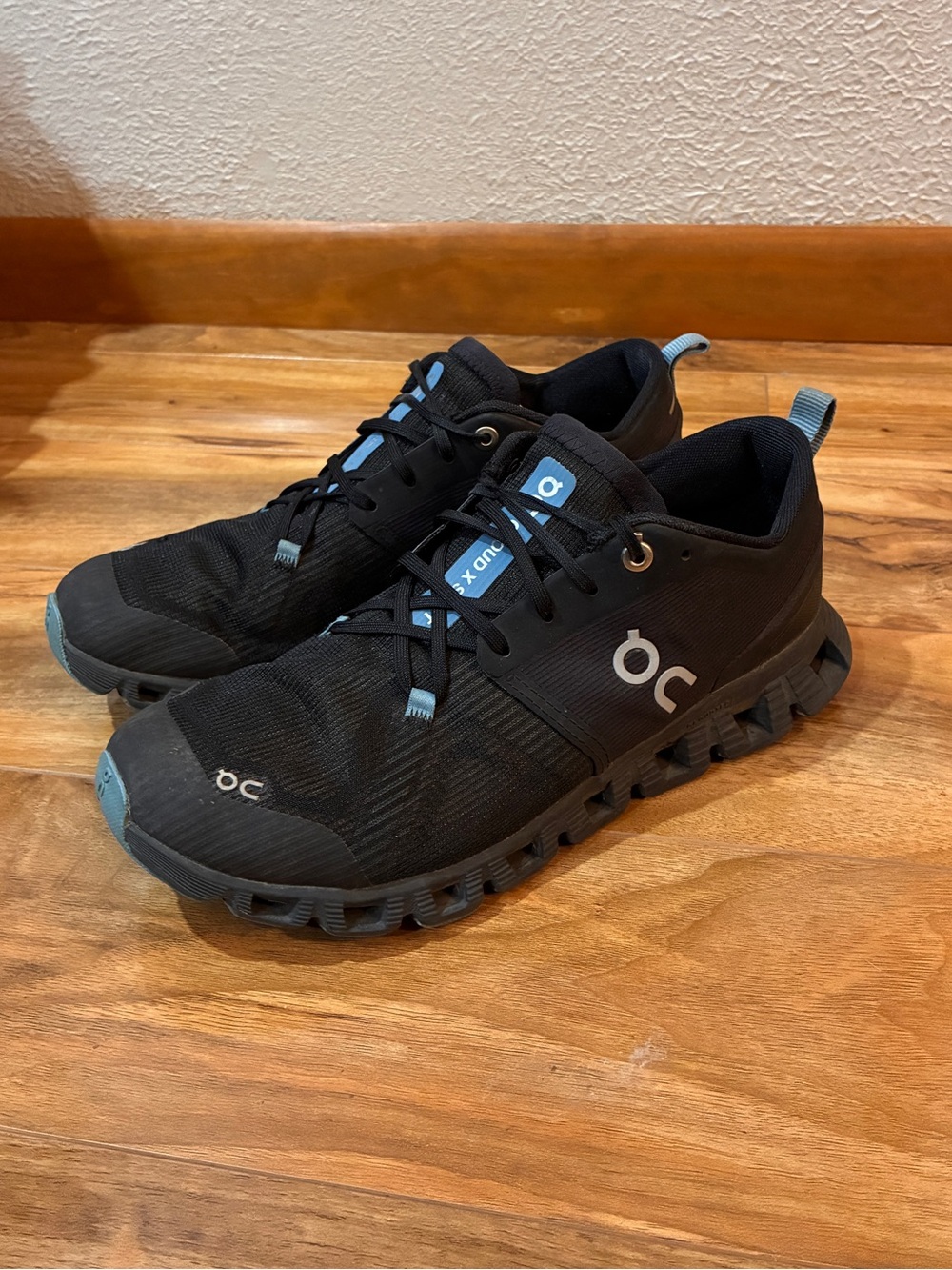 On Cloud X3 Women’s Sneakers, black & blue- size 8